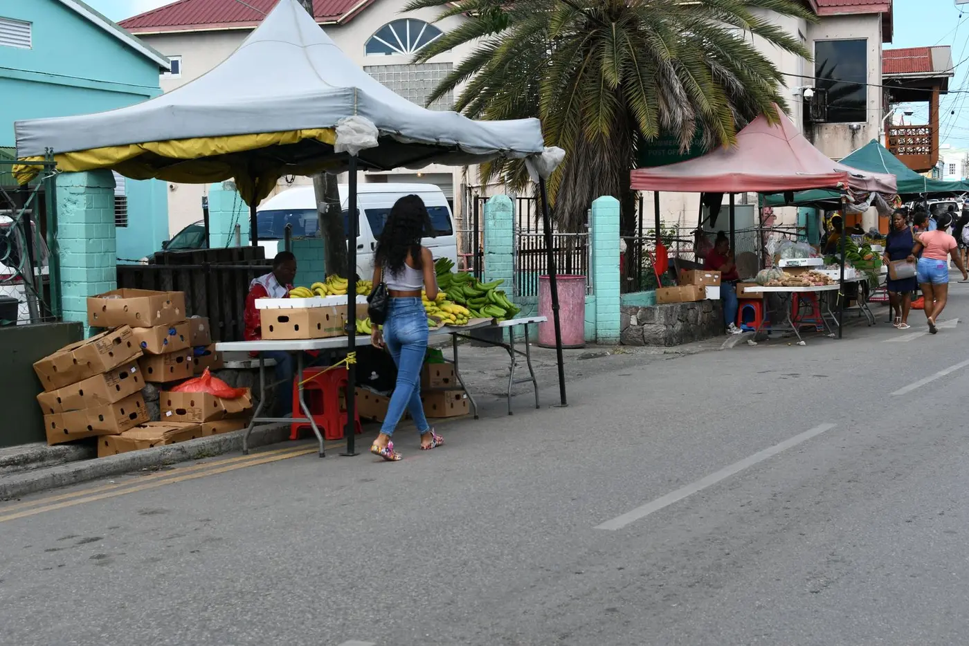 Marché en plein air dans une ville des Caraïbes