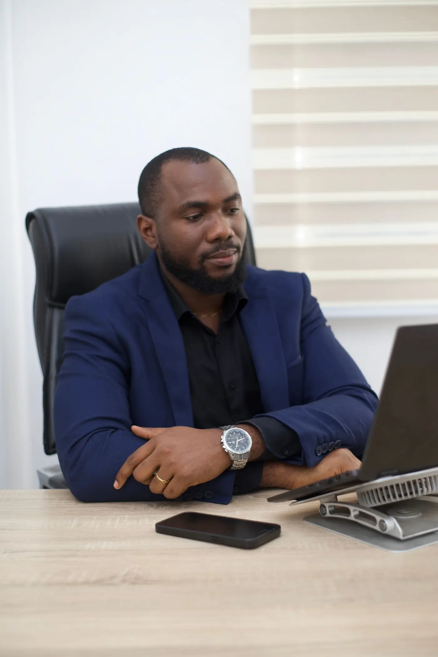 Homme qui travaille sur un ordinateur portable dans un bureau